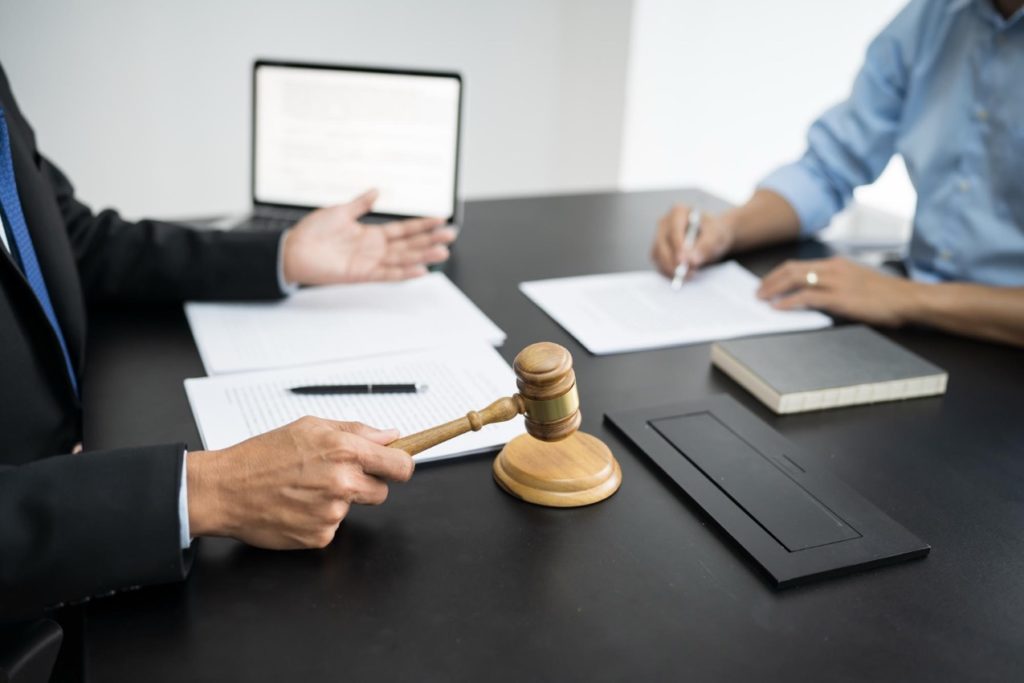 Adwokaci, jako osoby wykonujące profesję zaufania publicznego, są zobowiązani do świadczenia swoich usług z należytą starannością