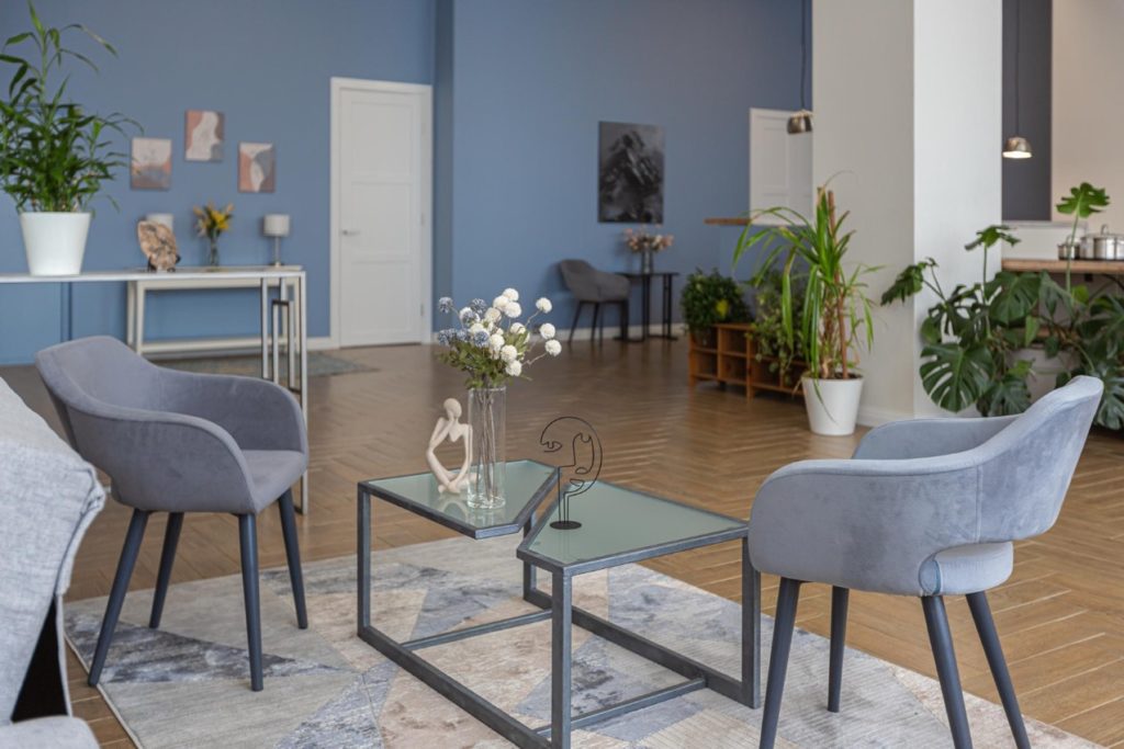 Drewniane podłogi od wieków stanowią synonim luksusu, trwałości oraz ciepła domowego ogniska