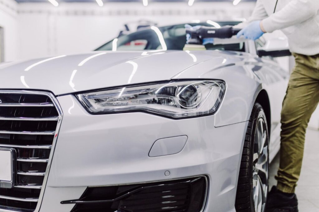 W dzisiejszych czasach, kiedy to estetyka samochodu odgrywa równie ważną rolę co jego funkcjonalność, właściciele pojazdów szukają coraz to nowszych metod na zachowanie nienagannej prezencji swoich aut