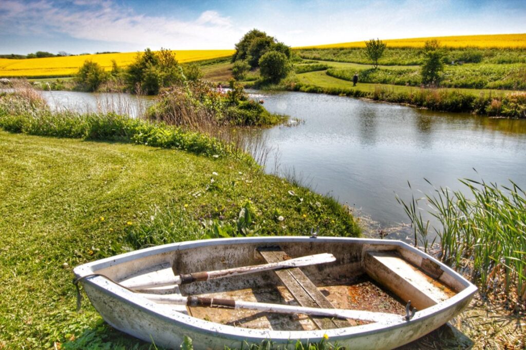 Inwestowanie w nieruchomości na Mazurach to decyzja mogąca przynieść znaczące korzyści, jednak często wymaga starannego przygotowania oraz świadomego podejścia do wyboru odpowiedniej opcji zakupowej