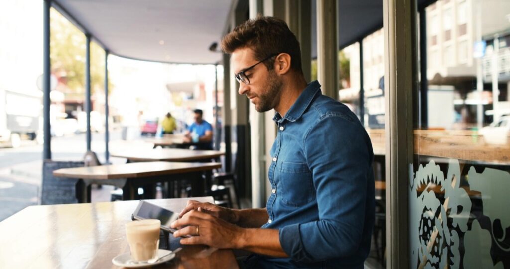 W ofercie marki Prada znajdziemy wiele modeli oprawek dedykowanych panom ceniącym sobie elegancki wygląd połączony z nowoczesną technologią wykonania