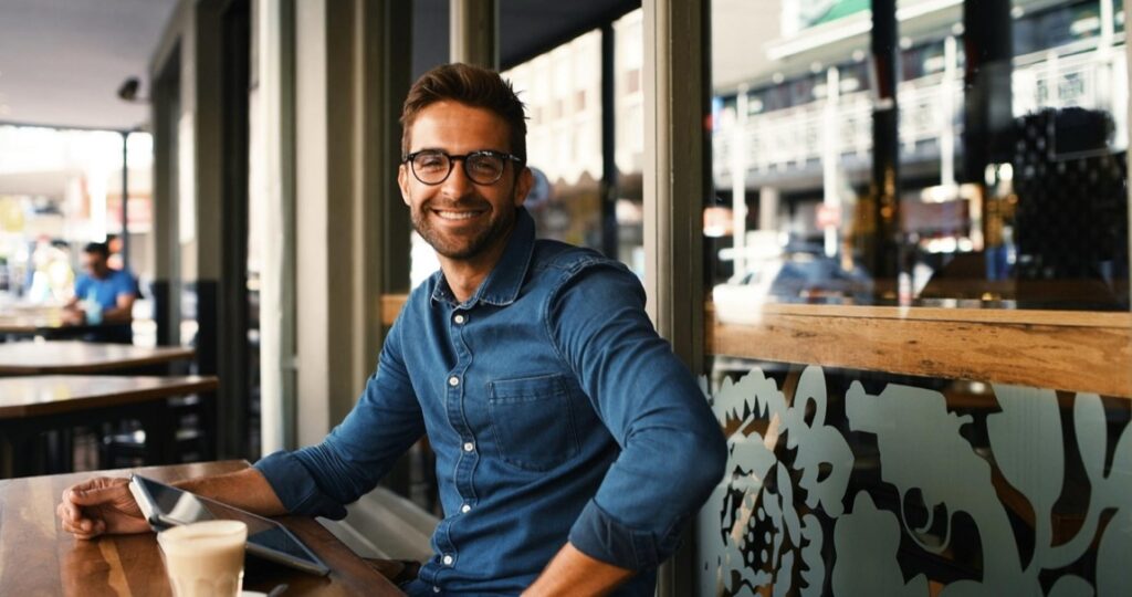 W ofercie marki Prada znajdziemy wiele modeli oprawek dedykowanych panom ceniącym sobie elegancki wygląd połączony z nowoczesną technologią wykonania